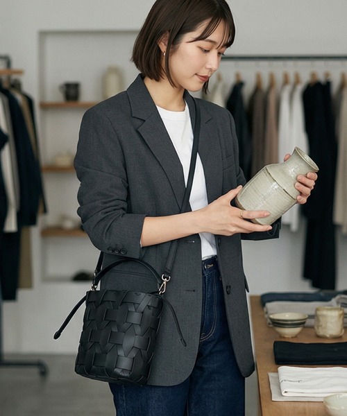 STYLE DELI(スタイルデリ)の「【DELI by】編み込みリアルレザーバケットバッグ(ショルダーバッグ・レディース・ブラック・FREE)」の4枚目の写真