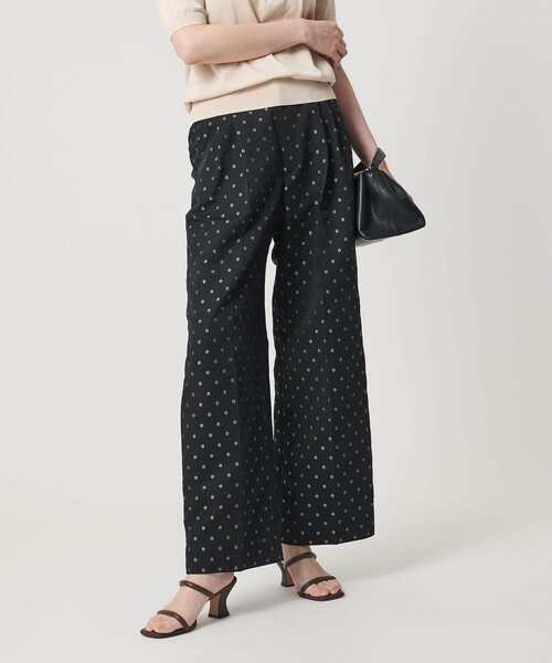 UNITED ARROWS（ユナイテッドアローズ）の「フラワー ジャガード 2タック ワイドパンツ ‐ウォッシャブル‐（スラックス・レディース・ネイビー/ブラック・34/40/36/38）」の2枚目の写真