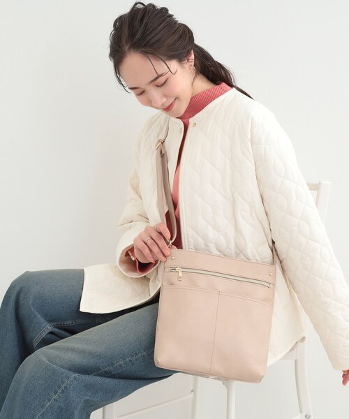 SHOO・LA・RUE（シューラルー）の「【8ポケット/ギフトにも】すっきり見えのショルダーバッグ（ショルダーバッグ・レディース・ブラック/ベージュ/イエロー/アイボリー/ブルー/グリーン・00）」の3枚目の写真