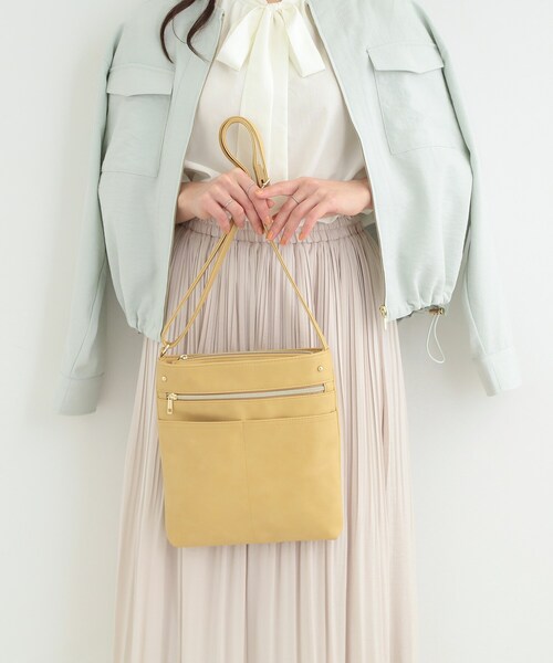 SHOO・LA・RUE（シューラルー）の「【8ポケット/ギフトにも】すっきり見えのショルダーバッグ（ショルダーバッグ・レディース・ブラック/ベージュ/イエロー/アイボリー/ブルー/グリーン・00）」の6枚目の写真