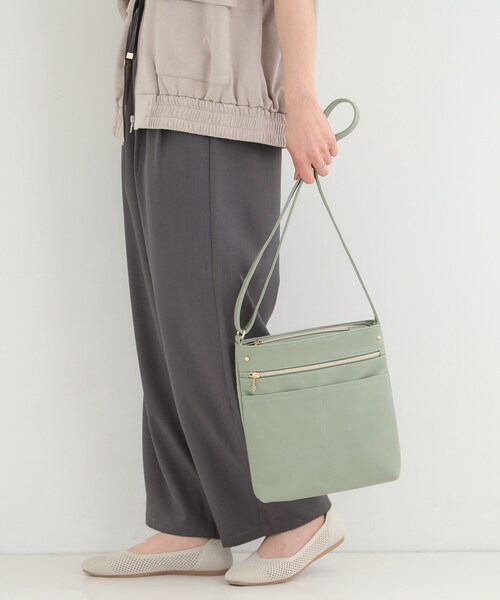 SHOO・LA・RUE（シューラルー）の「【8ポケット/ギフトにも】すっきり見えのショルダーバッグ（ショルダーバッグ・レディース・ブラック/ベージュ/イエロー/アイボリー/ブルー/グリーン・00）」の4枚目の写真