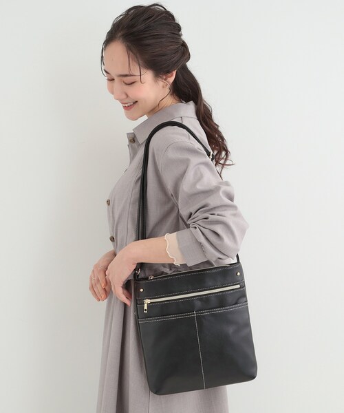 SHOO・LA・RUE（シューラルー）の「【8ポケット/ギフトにも】すっきり見えのショルダーバッグ（ショルダーバッグ・レディース・ブラック/ベージュ/イエロー/アイボリー/ブルー/グリーン・00）」の2枚目の写真