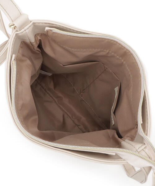 SHOO・LA・RUE（シューラルー）の「【8ポケット/ギフトにも】すっきり見えのショルダーバッグ（ショルダーバッグ・レディース・ブラック/ベージュ/イエロー/アイボリー/ブルー/グリーン・00）」の13枚目の写真