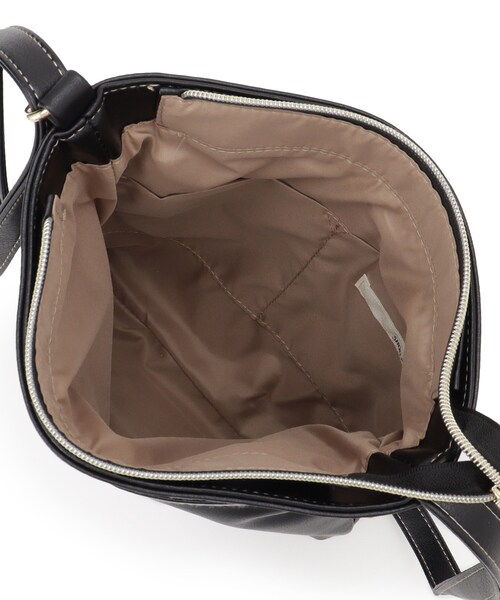 SHOO・LA・RUE（シューラルー）の「【8ポケット/ギフトにも】すっきり見えのショルダーバッグ（ショルダーバッグ・レディース・ブラック/ベージュ/イエロー/アイボリー/ブルー/グリーン・00）」の14枚目の写真