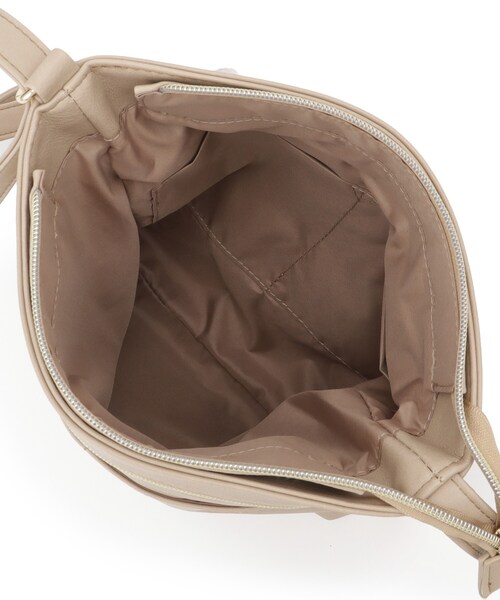 SHOO・LA・RUE（シューラルー）の「【8ポケット/ギフトにも】すっきり見えのショルダーバッグ（ショルダーバッグ・レディース・ブラック/ベージュ/イエロー/アイボリー/ブルー/グリーン・00）」の16枚目の写真