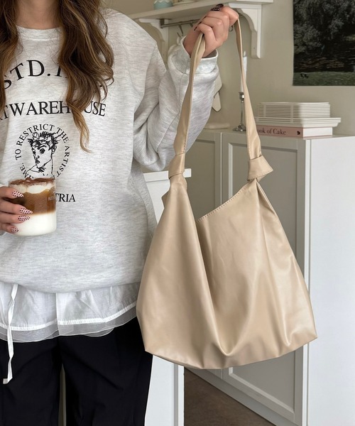 shopnikoniko(ショップニコニコ)の「合成皮革 ノットハンドル ワンショルダーバッグ(ショルダーバッグ・レディース・ベージュ/ブラック/ホワイト・フリー)」の1枚目の写真