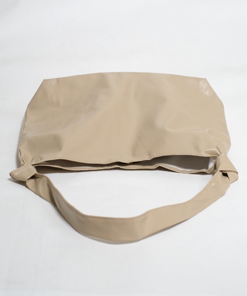 shopnikoniko(ショップニコニコ)の「合成皮革 ノットハンドル ワンショルダーバッグ(ショルダーバッグ・レディース・ベージュ/ブラック/ホワイト・フリー)」の5枚目の写真