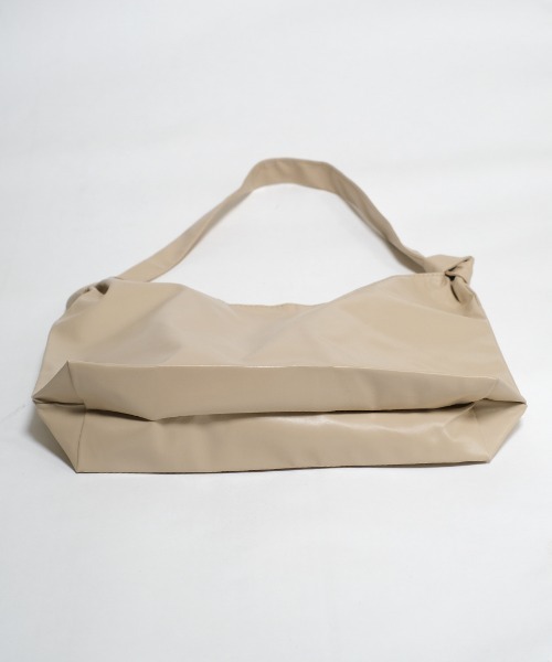 shopnikoniko(ショップニコニコ)の「合成皮革 ノットハンドル ワンショルダーバッグ(ショルダーバッグ・レディース・ベージュ/ブラック/ホワイト・フリー)」の6枚目の写真