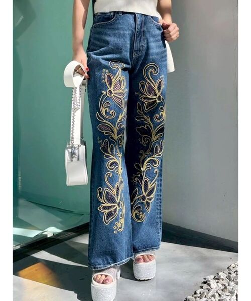 EVRIS(エヴリス)の「エンブロイダリーカッティングワイドデニムパンツ(デニムパンツ・レディース・ブルー/ブラック・SMALL/MEDIUM)」の2枚目の写真