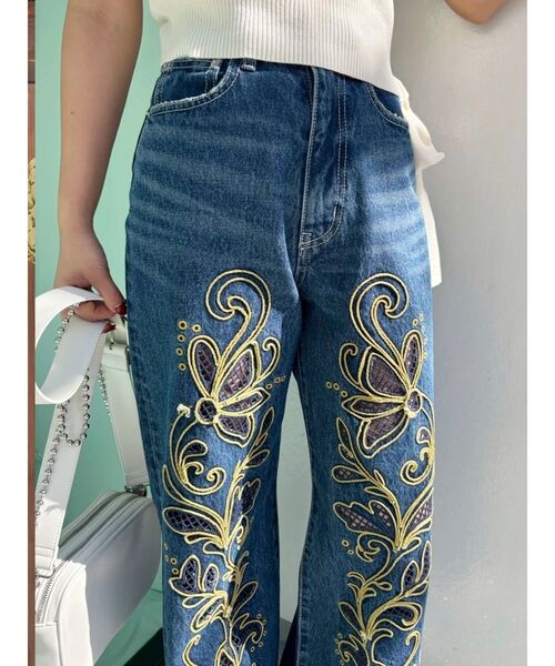 EVRIS(エヴリス)の「エンブロイダリーカッティングワイドデニムパンツ(デニムパンツ・レディース・ブルー/ブラック・SMALL/MEDIUM)」の17枚目の写真