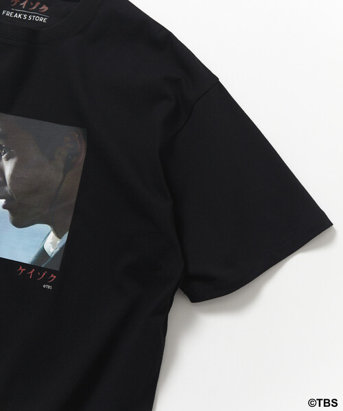 FREAK'S STORE（フリークスストア）の「TBSドラマ『ケイゾク』コラボ 「MAYAMA」フロントプリント ショートスリーブ クルーネックTシャツ B（Tシャツ/カットソー・メンズ・ホワイト/ブラック・X-LARGE/MEDIUM/LARGE）」の5枚目の写真
