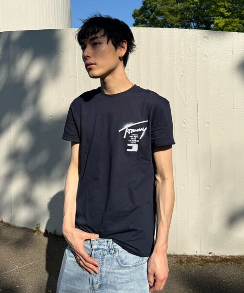 tommy jeans(トミー ジーンズ)の「レギュラーシティシグネチャーTシャツ(Tシャツ/カットソー・メンズ・マルチ/グリーン/ブラック/ホワイト・X-LARGE/SMALL/MEDIUM/LARGE/X-SMALL)」の7枚目の写真