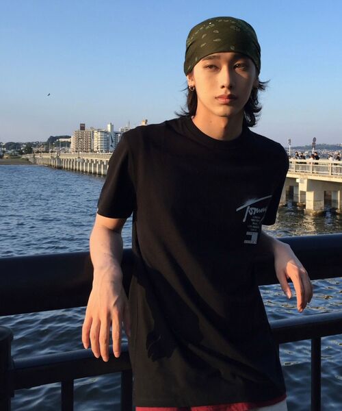 tommy jeans(トミー ジーンズ)の「レギュラーシティシグネチャーTシャツ(Tシャツ/カットソー・メンズ・マルチ/グリーン/ブラック/ホワイト・X-LARGE/SMALL/MEDIUM/LARGE/X-SMALL)」の10枚目の写真