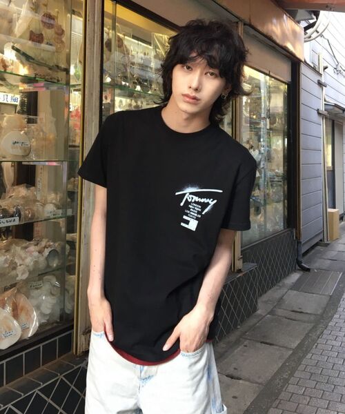 tommy jeans(トミー ジーンズ)の「レギュラーシティシグネチャーTシャツ(Tシャツ/カットソー・メンズ・マルチ/グリーン/ブラック/ホワイト・X-LARGE/SMALL/MEDIUM/LARGE/X-SMALL)」の2枚目の写真