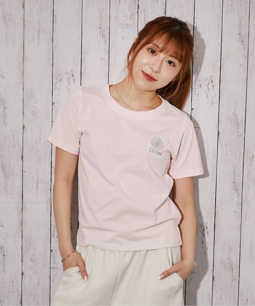 GORGE(ゴージ)の「《フラワープリント×ワンポイント》Tシャツ/カジュアル/春夏秋/全4色(Tシャツ/カットソー・レディース・オフホワイト/レッド/ブラック/ピンク・F)」の3枚目の写真