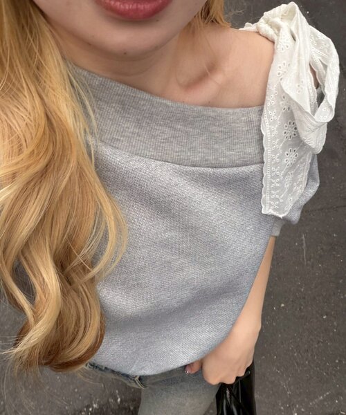 continuer de NICE CLAUP(コンティニューデナイスクラップ)の「肩レースリボンキラキラプルオーバー(スウェット・レディース・ブラック/トップグレー/ピンク・FREE)」の2枚目の写真