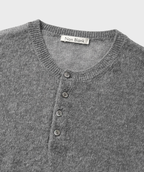 NONBLANK(ノンブランク)の「クロップヘンリーネックLSニット_MELANGE GREY(ニット/セーター・メンズ・ミックスグレー・MEDIUM/LARGE/X-LARGE)」の3枚目の写真