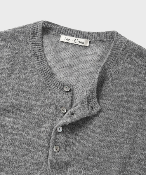 NONBLANK(ノンブランク)の「クロップヘンリーネックLSニット_MELANGE GREY(ニット/セーター・メンズ・ミックスグレー・MEDIUM/LARGE/X-LARGE)」の4枚目の写真