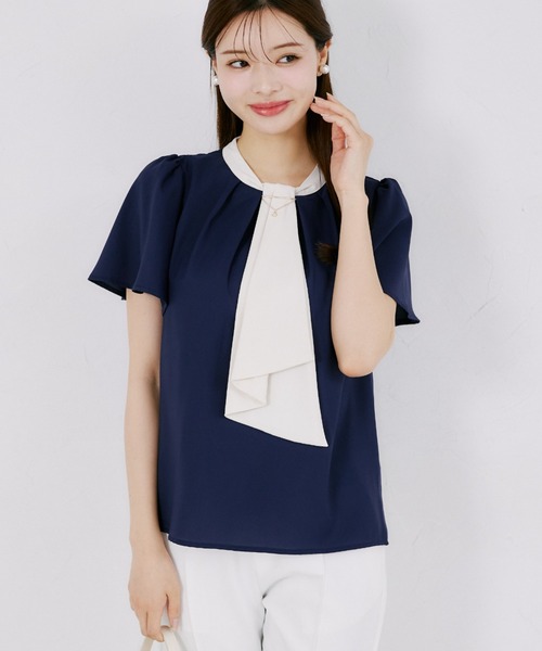 tocco closet(トッコ クローゼット)の「【ZOZO限定】ネックビジューチェーン装飾アソートデザイン配色半袖ボウタイブラウス(シャツ/ブラウス・レディース・ネイビー/ブラック/その他/オフホワイト・M)」の1枚目の写真