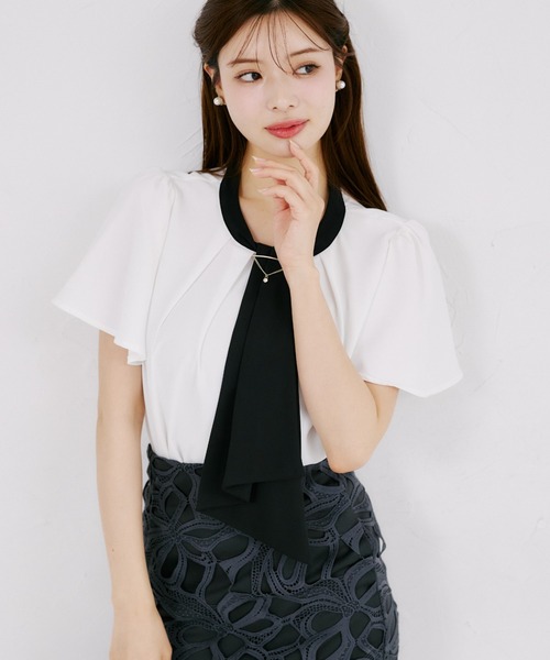 tocco closet(トッコ クローゼット)の「【ZOZO限定】ネックビジューチェーン装飾アソートデザイン配色半袖ボウタイブラウス(シャツ/ブラウス・レディース・ネイビー/ブラック/その他/オフホワイト・M)」の2枚目の写真