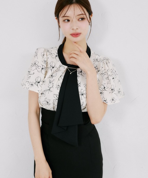 tocco closet(トッコ クローゼット)の「【ZOZO限定】ネックビジューチェーン装飾アソートデザイン配色半袖ボウタイブラウス(シャツ/ブラウス・レディース・ネイビー/ブラック/その他/オフホワイト・M)」の4枚目の写真