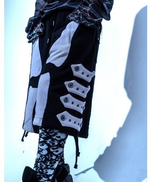Gamchu(ガムチュ)の「『Gamchu/ガムチュ』骨街までボクはコツコツ歩くよ BORNナポレオンスウェットショーツ(その他パンツ・レディース・ブラック/ブラック×グレー・FREE)」の21枚目の写真