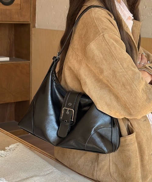 HAILY(ヘイリー)の「フロントバックルワンショルダーバッグ(ショルダーバッグ・レディース・ダークブラウン/ブラック・FREE)」の3枚目の写真