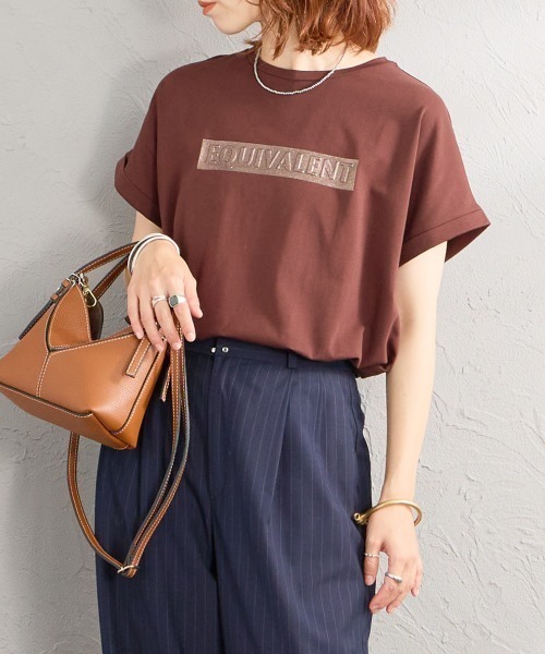 MAISON DE L'ALLURE（メゾンドゥラリュール）の「[MAISON DE L'ALLURE/メゾンドゥラリュール] エンボス加工 BOXロゴプリントTシャツ（Tシャツ/カットソー・レディース・ブラック/ブラウン/チャコールグレー/オフホワイト・F）」の4枚目の写真