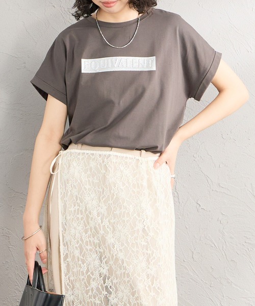MAISON DE L'ALLURE（メゾンドゥラリュール）の「[MAISON DE L'ALLURE/メゾンドゥラリュール] エンボス加工 BOXロゴプリントTシャツ（Tシャツ/カットソー・レディース・ブラック/ブラウン/チャコールグレー/オフホワイト・F）」の3枚目の写真
