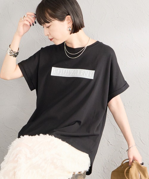 MAISON DE L'ALLURE（メゾンドゥラリュール）の「[MAISON DE L'ALLURE/メゾンドゥラリュール] エンボス加工 BOXロゴプリントTシャツ（Tシャツ/カットソー・レディース・ブラック/ブラウン/チャコールグレー/オフホワイト・F）」の2枚目の写真
