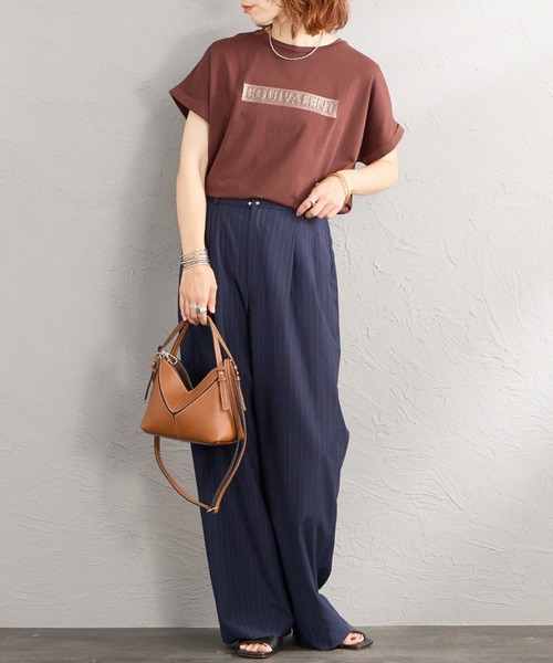 MAISON DE L'ALLURE（メゾンドゥラリュール）の「[MAISON DE L'ALLURE/メゾンドゥラリュール] エンボス加工 BOXロゴプリントTシャツ（Tシャツ/カットソー・レディース・ブラック/ブラウン/チャコールグレー/オフホワイト・F）」の8枚目の写真