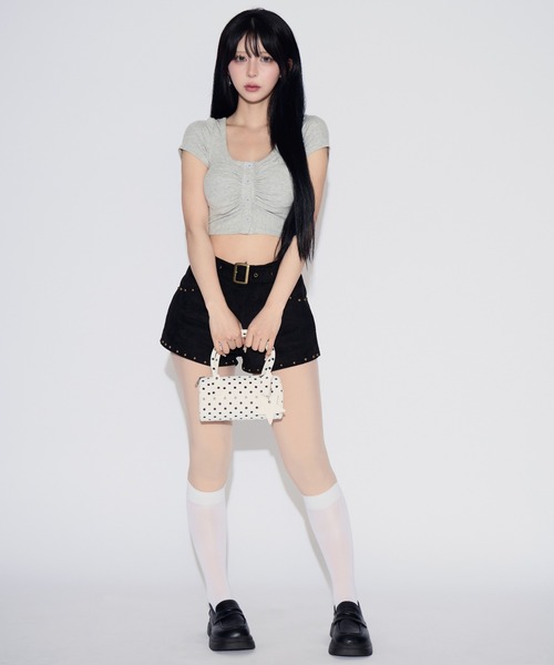 tinkerend(ティンカーエンド)の「Henley Neck Cropped T-shirt / ヘンリーネッククロップドTシャツ(Tシャツ/カットソー・レディース・ライトグレー/ブラック・FREE)」の3枚目の写真