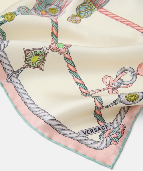 VERSACE(ヴェルサーチ)の「プリント シルク ツイル スカーフ 90 cm(ストール/ショール・メンズ・アイボリー・ONE SIZE)」の2枚目の写真