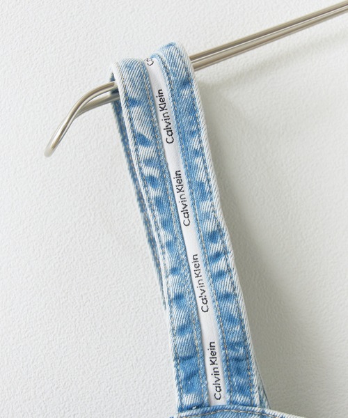 Calvin Klein（カルバン・クライン）の「Calvin Klein/カルバンクライン ビスチェ - デニムトラッカータンクビスチェ DENIM TRUCKER TANK FRESH WATER デニムビスチェ タンクトップ フロントボタン レディース 秋 秋服 2026年秋冬（キャミソール・レディース・ブルー・S/M）」の15枚目の写真