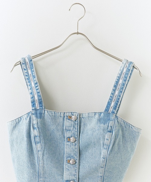 Calvin Klein（カルバン・クライン）の「Calvin Klein/カルバンクライン ビスチェ - デニムトラッカータンクビスチェ DENIM TRUCKER TANK FRESH WATER デニムビスチェ タンクトップ フロントボタン レディース 秋 秋服 2026年秋冬（キャミソール・レディース・ブルー・S/M）」の14枚目の写真