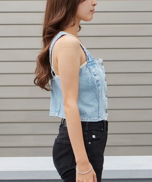 Calvin Klein（カルバン・クライン）の「Calvin Klein/カルバンクライン ビスチェ - デニムトラッカータンクビスチェ DENIM TRUCKER TANK FRESH WATER デニムビスチェ タンクトップ フロントボタン レディース 秋 秋服 2026年秋冬（キャミソール・レディース・ブルー・S/M）」の21枚目の写真