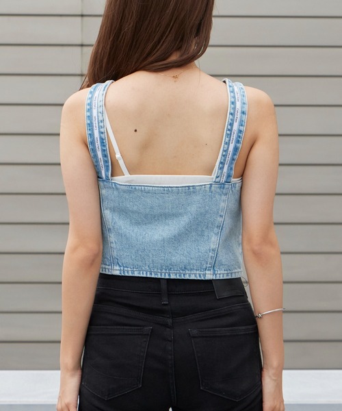 Calvin Klein（カルバン・クライン）の「Calvin Klein/カルバンクライン ビスチェ - デニムトラッカータンクビスチェ DENIM TRUCKER TANK FRESH WATER デニムビスチェ タンクトップ フロントボタン レディース 秋 秋服 2026年秋冬（キャミソール・レディース・ブルー・S/M）」の20枚目の写真