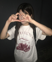 リリーフラワーグラフィックTシャツ(ホワイト)