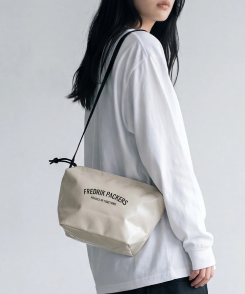 FREDRIK PACKERS(フレドリックパッカーズ)の「【FREDRIK PACKERS/フレドリックパッカーズ】#11 DUCK PVC SHOULDER ダック ピーブイシー ショルダー(ショルダーバッグ・レディース・ブラック/ホワイト/ブラウン・FREE)」の2枚目の写真