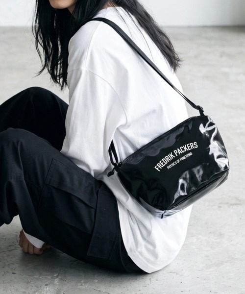 FREDRIK PACKERS(フレドリックパッカーズ)の「【FREDRIK PACKERS/フレドリックパッカーズ】#11 DUCK PVC SHOULDER ダック ピーブイシー ショルダー(ショルダーバッグ・レディース・ブラック/ホワイト/ブラウン・FREE)」の1枚目の写真