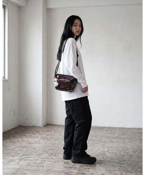 FREDRIK PACKERS(フレドリックパッカーズ)の「【FREDRIK PACKERS/フレドリックパッカーズ】#11 DUCK PVC SHOULDER ダック ピーブイシー ショルダー(ショルダーバッグ・レディース・ブラック/ホワイト/ブラウン・FREE)」の4枚目の写真