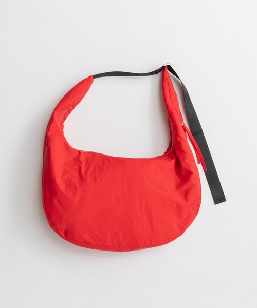 MAISON SPECIAL(メゾンスペシャル)の「【2026Autumn PRE-ORDER】Nylon Round Shoulder Bag/ナイロンラウンドショルダーバッグ(ショルダーバッグ・レディース・ブラック/レッド・FREE)」の3枚目の写真