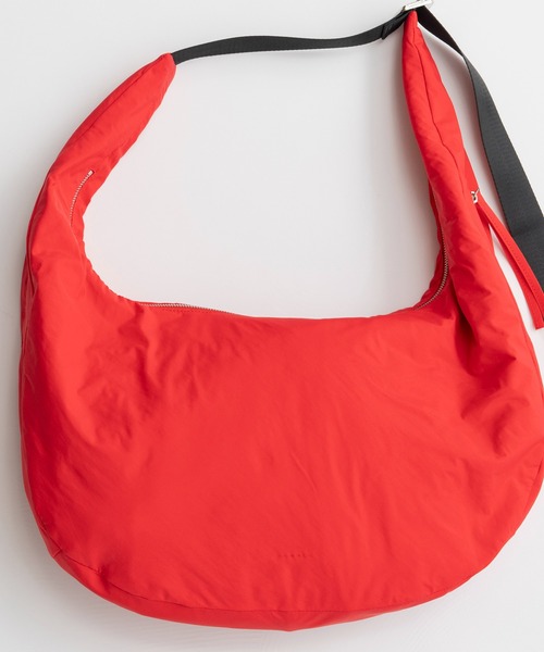 MAISON SPECIAL(メゾンスペシャル)の「【2026Autumn PRE-ORDER】Nylon Round Shoulder Bag/ナイロンラウンドショルダーバッグ(ショルダーバッグ・レディース・ブラック/レッド・FREE)」の5枚目の写真