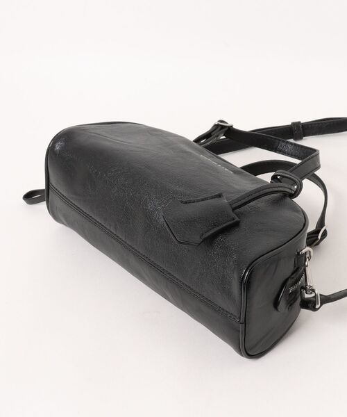 CHARLES & KEITH(チャールズ & キース)の「Vega ベガ イロンゲーテッド ボウリング バッグ(トートバッグ・レディース・スミクロ・S)」の6枚目の写真