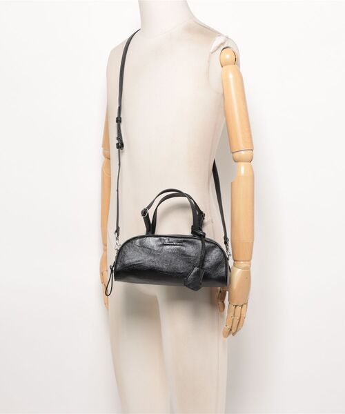 CHARLES & KEITH(チャールズ & キース)の「Vega ベガ イロンゲーテッド ボウリング バッグ(トートバッグ・レディース・スミクロ・S)」の7枚目の写真