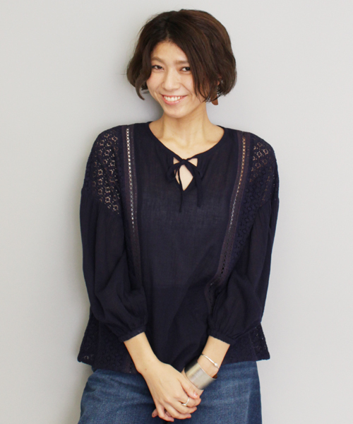 mystic(ミスティック)の「【mystic】レース切替袖ボリュームブラウス(シャツ/ブラウス・レディース・オフホワイト/ネイビー/イエロー/レッド・フリ-)」の1枚目の写真