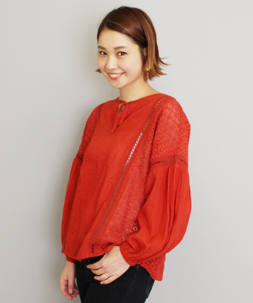 mystic(ミスティック)の「【mystic】レース切替袖ボリュームブラウス(シャツ/ブラウス・レディース・オフホワイト/ネイビー/イエロー/レッド・フリ-)」の4枚目の写真