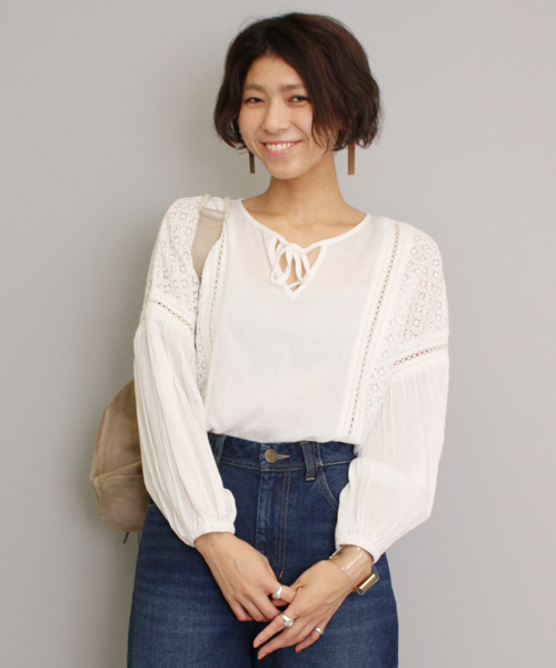 mystic(ミスティック)の「【mystic】レース切替袖ボリュームブラウス(シャツ/ブラウス・レディース・オフホワイト/ネイビー/イエロー/レッド・フリ-)」の2枚目の写真