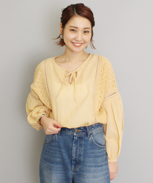 mystic(ミスティック)の「【mystic】レース切替袖ボリュームブラウス(シャツ/ブラウス・レディース・オフホワイト/ネイビー/イエロー/レッド・フリ-)」の3枚目の写真