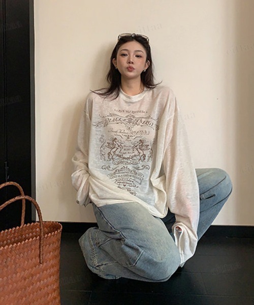 Dalfwin（ダールフィン）の「BLACK ENERGYレトロプリント長袖シアートップス（Tシャツ/カットソー・レディース・グレー/オフホワイト・FREE）」の4枚目の写真